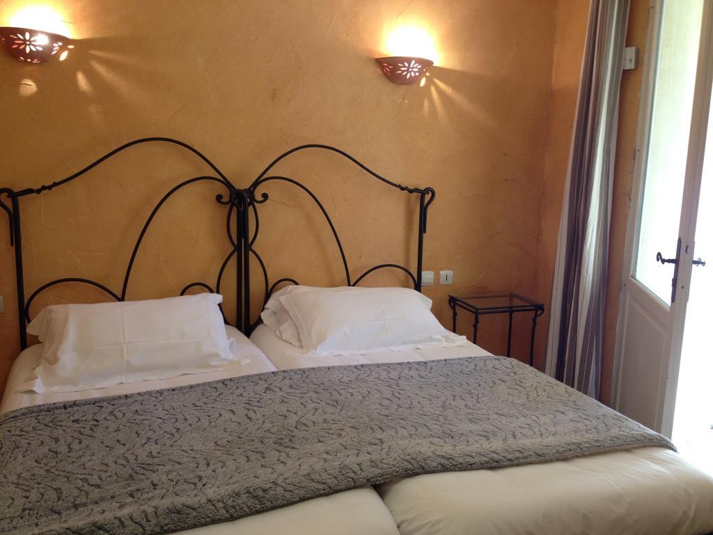 Hotel Lou Caleu Restaurant Le Rocher Des Abeilles Saint-Martin-de-Castillon Exteriör bild