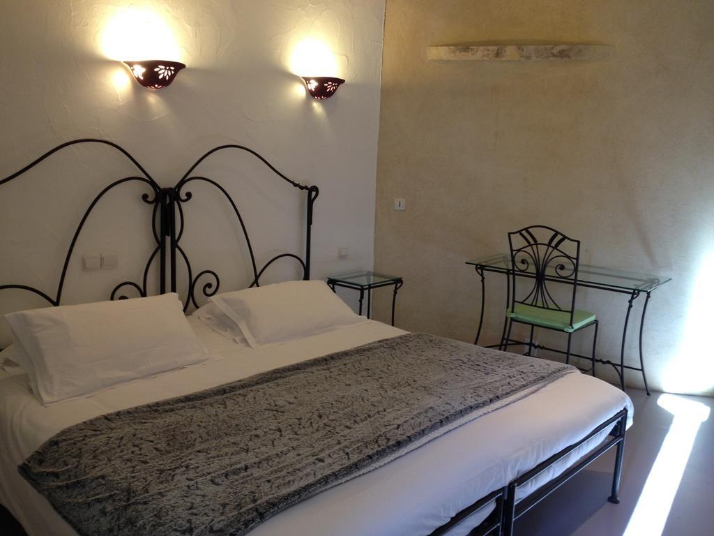 Hotel Lou Caleu Restaurant Le Rocher Des Abeilles Saint-Martin-de-Castillon Rum bild