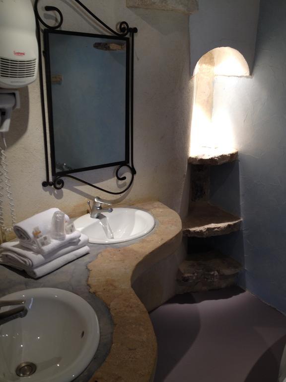 Hotel Lou Caleu Restaurant Le Rocher Des Abeilles Saint-Martin-de-Castillon Rum bild