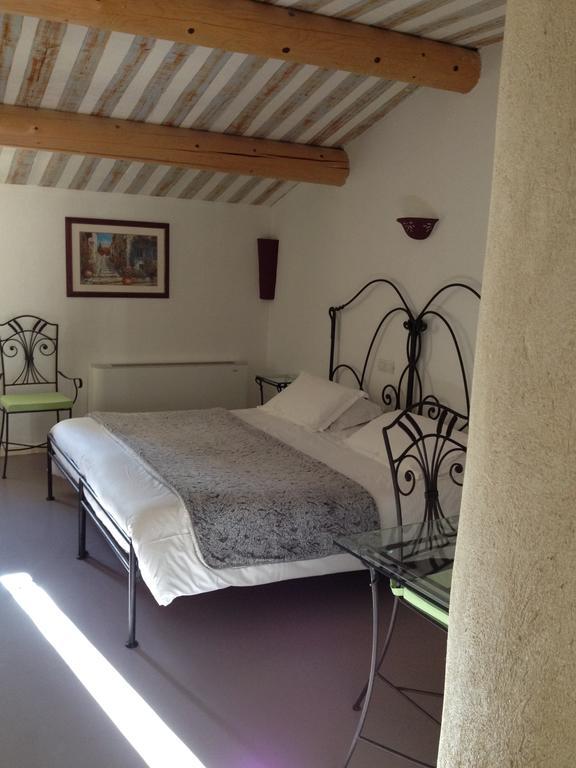 Hotel Lou Caleu Restaurant Le Rocher Des Abeilles Saint-Martin-de-Castillon Rum bild