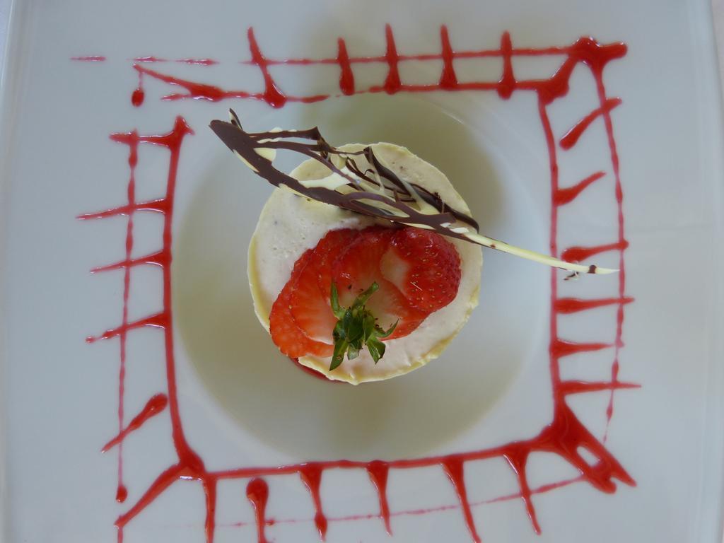 Hotel Lou Caleu Restaurant Le Rocher Des Abeilles Saint-Martin-de-Castillon Exteriör bild